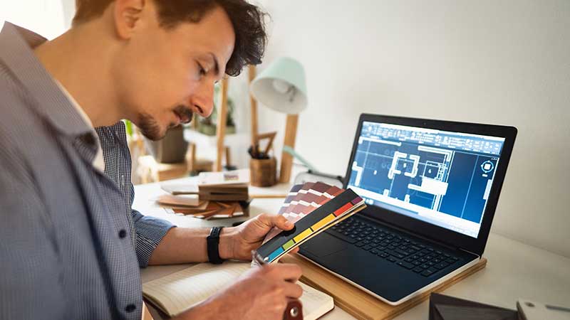 Rapaz a trabalhar em casa